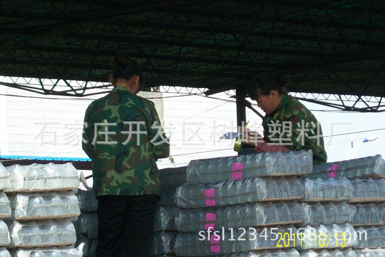 質(zhì)檢人員正在檢驗PE收縮袋